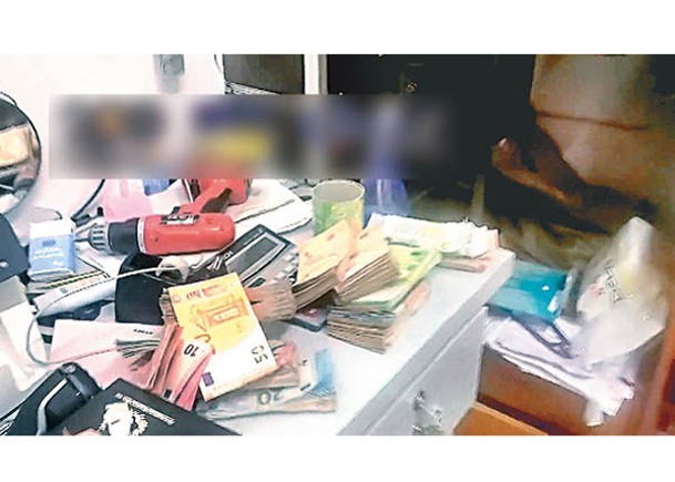 警方搗破國際洗錢集團並搜出大量現金。