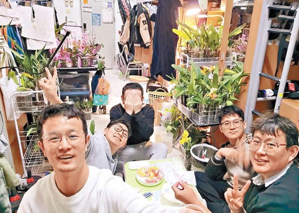薛永強（左一）和室友一起養殖花草。