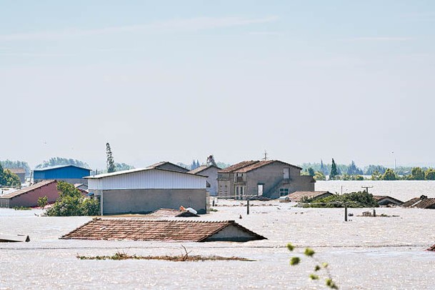 大片民房被洪水淹浸。