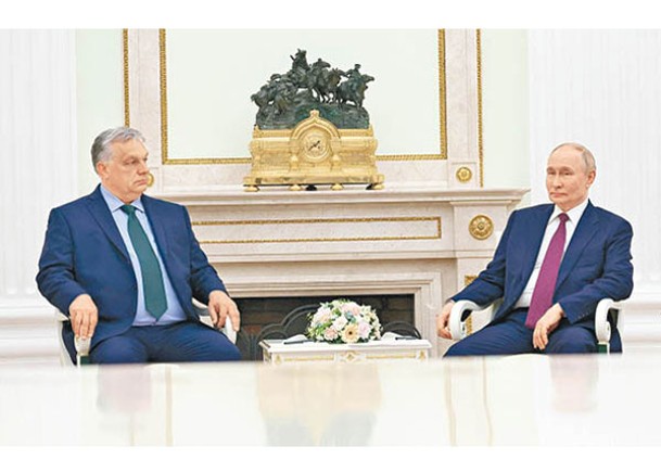 普京（右）與到訪的歐爾班（左）在克宮進行會談。