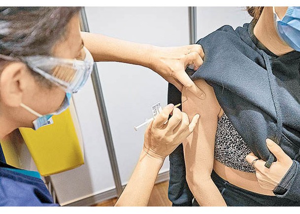 澳洲市民因應疫情接種新冠疫苗。