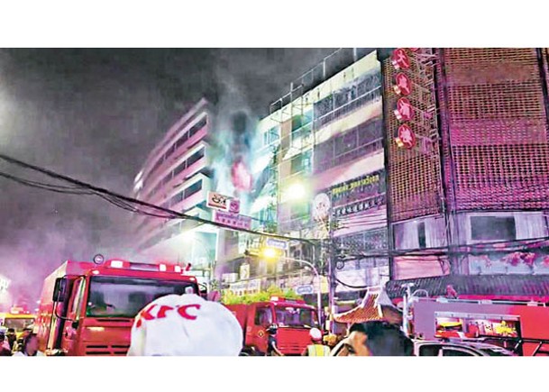 曼谷唐人街大火，人員到場撲救。