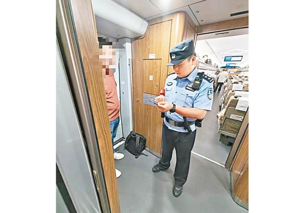 乘警查獲男子（左）在列車車廂廁所吸煙。