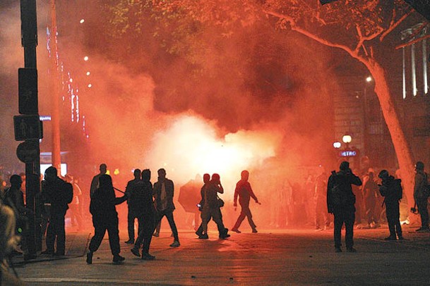 有示威者焚燒雜物及路障。（Getty Images圖片）