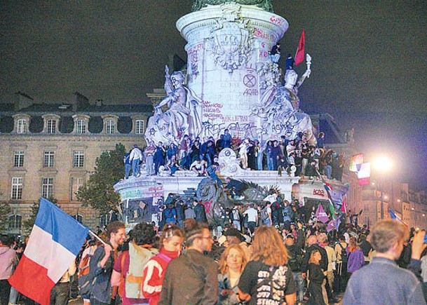 數千示威者在巴黎共和廣場慶祝。