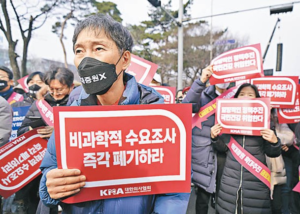 南韓醫生多次舉行集會，反對政府擴大醫學院招生。（中新社圖片）