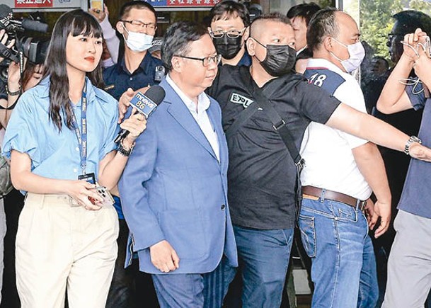 鄭文燦（藍色西裝）離開法院時被在場記者包圍。（中時電子報圖片）