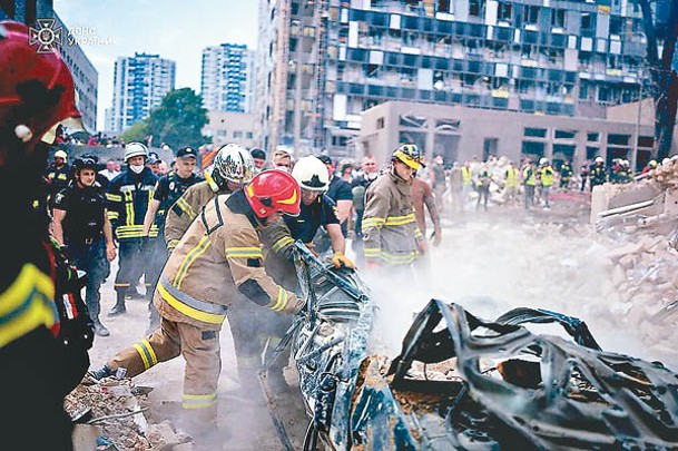救援人員搬開瓦礫。