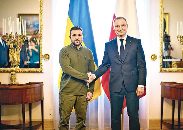 澤連斯基（左）與波蘭總統杜達（右）會晤。
