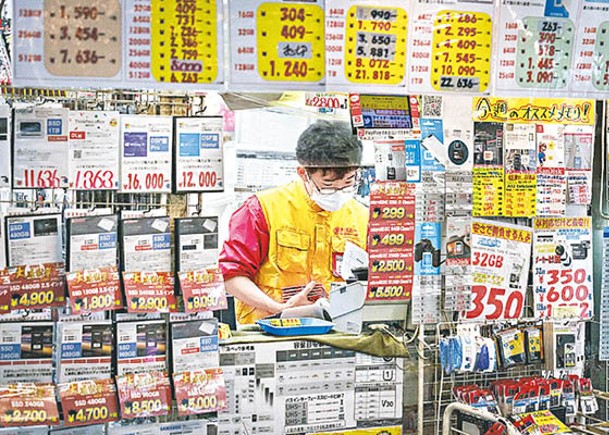 日本打工一族實際工資連續減少。（Getty Images圖片）