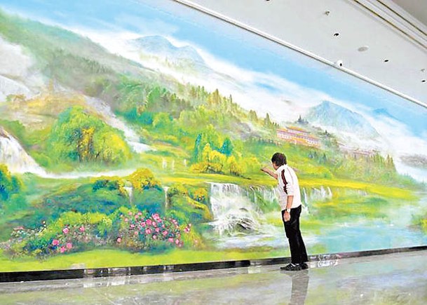 16米長油畫展現臨江山水
