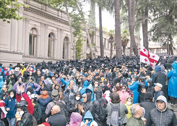 格魯吉亞民眾早前示威反對外國代理人法案。（Getty Images圖片）
