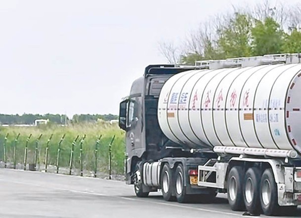 中國儲備糧下屬公司運油車被揭運輸煤製油後，直接裝運食用油。