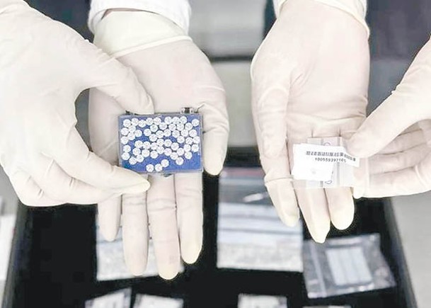 一名旅客企圖將大量鑽石帶入境被查獲。