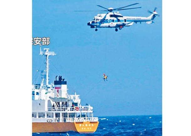 海上保安部直升機吊起獲救女子。