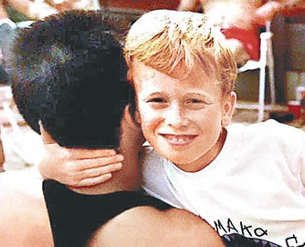 納恩（前右）幼時已知道自己是同性戀。