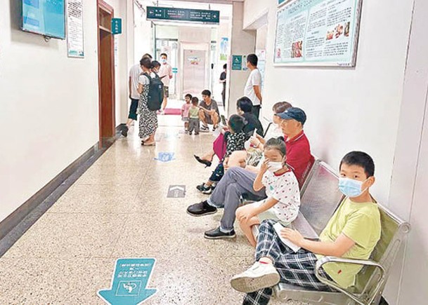 近日在浙江某醫院兒科門診，有不少正在候診的家長和孩子。