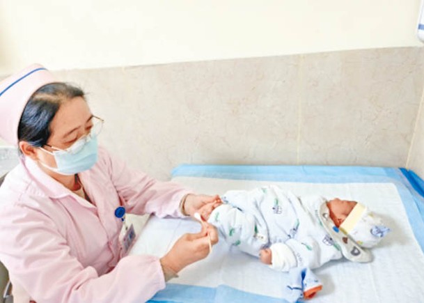 湖南省祁陽市婦幼保健院產科護士長，正對新生兒進行足跟血採集。