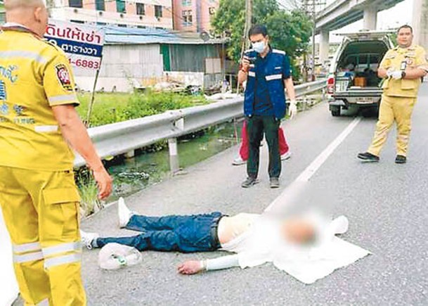 中國籍男子在公路旁暴斃。