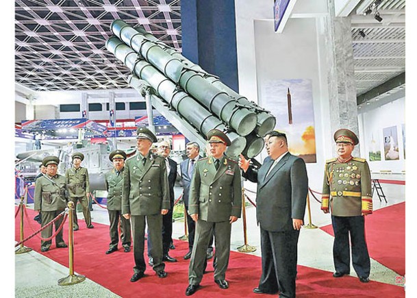 俄方早前參觀北韓武器展。
