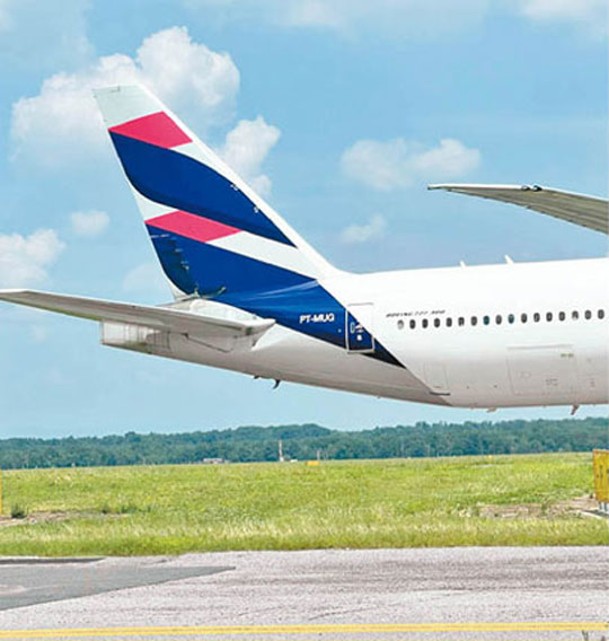 涉事南美航空波音777-300型客機機尾。