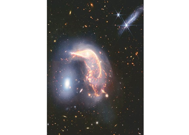 NASA發布兩星系合併新圖像似「企鵝與蛋」