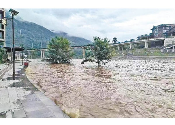 受持續暴雨影響，重慶多條河流出現超警洪水。