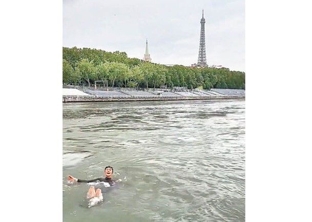 法國體育與奧運部長卡斯特拉在塞納河游泳。