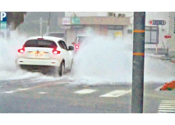 九州廣泛地區出現暴雨，車輛涉水險象環生。