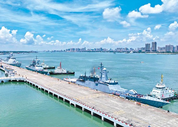 俄方艦艇編隊於湛江某軍港碼頭集結。