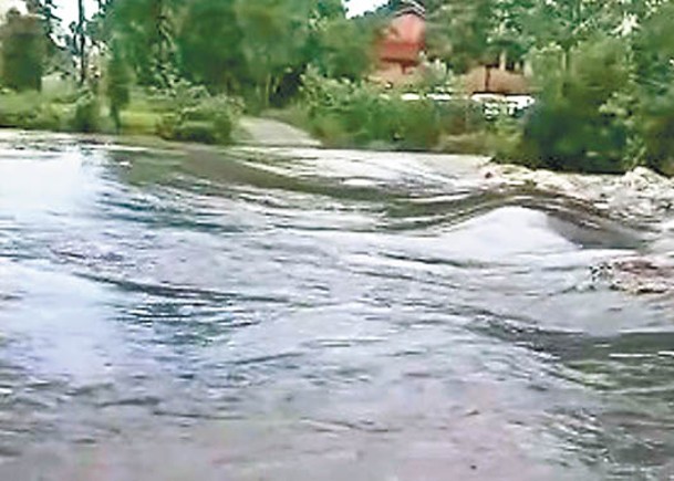 網傳湖北隨州市曾都區府河鎮有車輛過橋時被沖走。