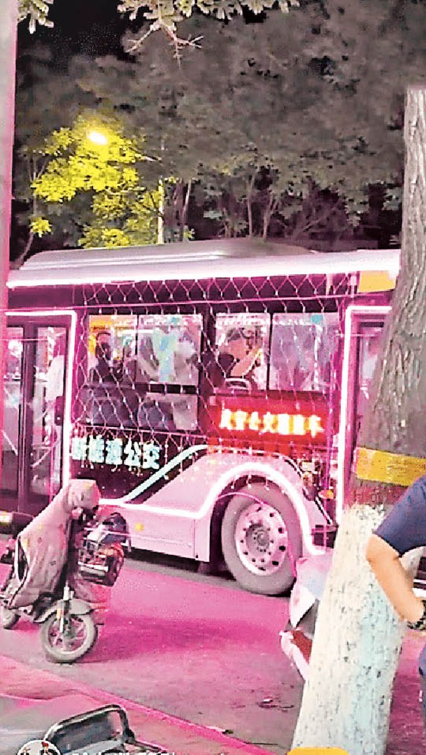 涉事車輛為某酒吧包租巴士舉辦開業活動。
