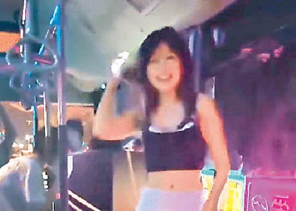 合肥一輛巴士近日有舞女大跳熱舞引發爭議。