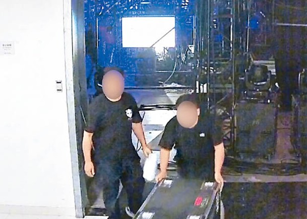 有盜竊團夥潛入上海市靜安體育中心，盜走整箱逾300支應援棒手燈棒變賣。