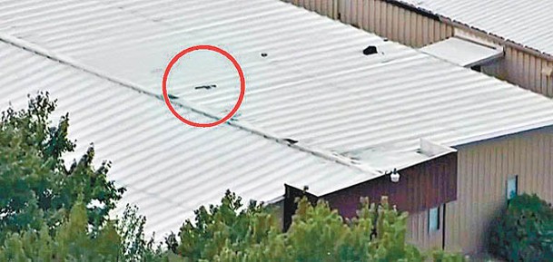 事後屋頂遺下一支步槍（紅圈示）。