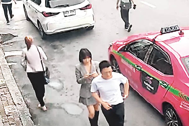 監控錄像拍到兗瑞敏（中）遇害前在曼谷和馬姓男疑犯（前右一）一起。