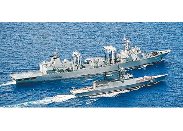 中方綜合補給艦微山湖號（上）與俄方完美號護衞艦（下）組織航行補給訓練。