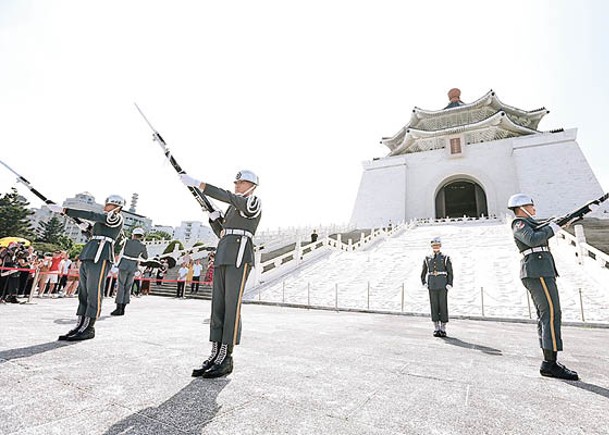 台灣三軍儀隊換班交接儀式移到室外進行。