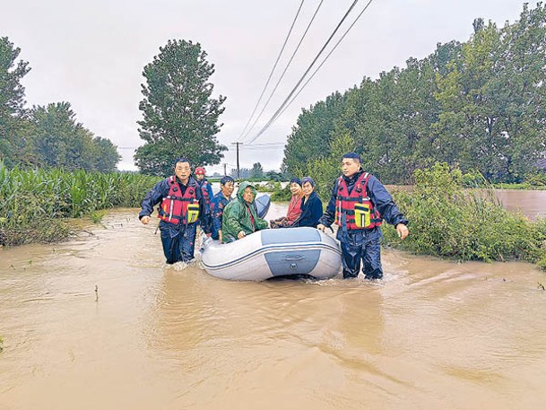 南陽市唐河縣組織力量對受災民眾進行救援。