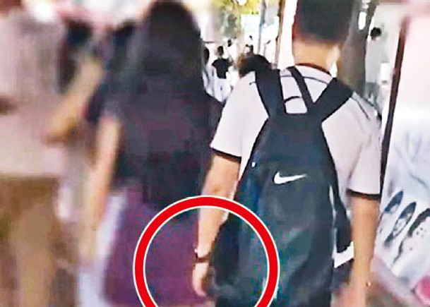 網傳影片顯示涉案男子疑似用左手觸碰女子臀部。