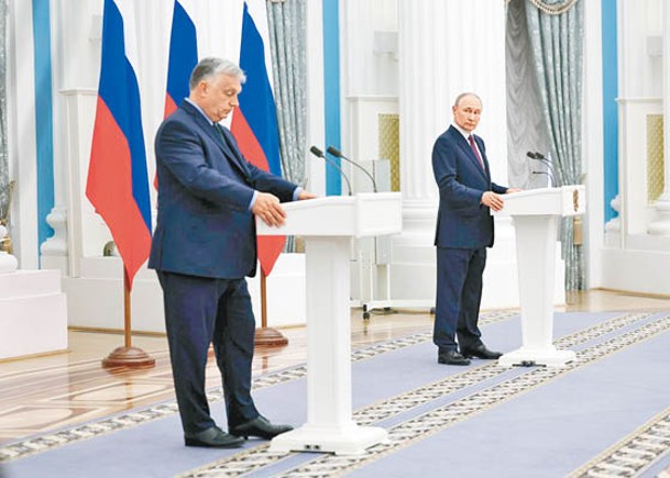 歐爾班（左）早前訪問俄羅斯，圖右為普京。
