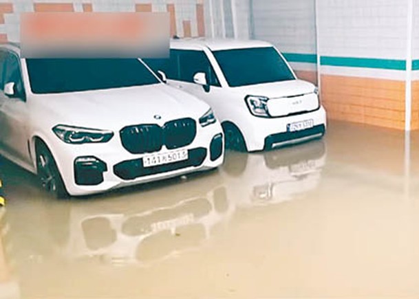 南韓有地下停車場被水淹浸。