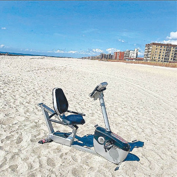 克羅斯塔在清潔沙灘時發現健身單車。