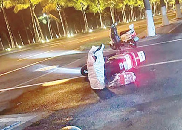 女子騎電單車撞上路邊擋車石受傷。