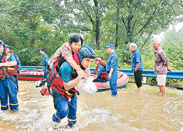 救援人員助民眾疏散。