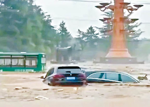 陝西洪水毀老橋  駛經車輛墮下2傷
