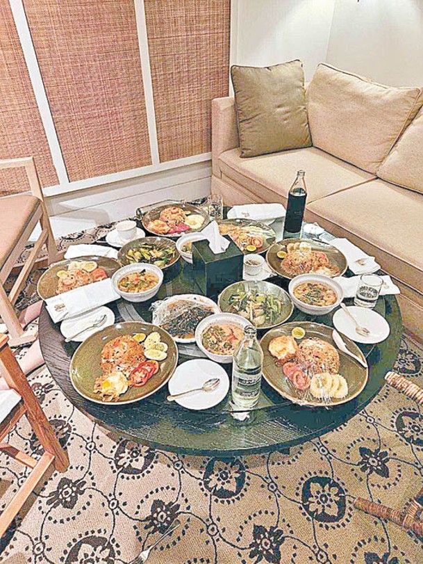 泰國警方發放房間圖片，顯示有原封未動的食物留在餐桌上。