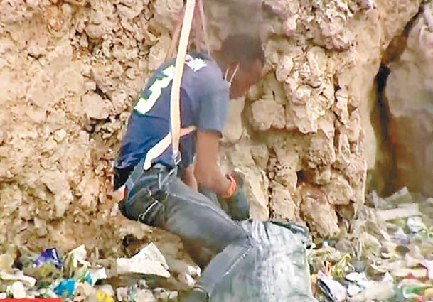 打撈屍體人員在垃圾場起出多具腐屍。