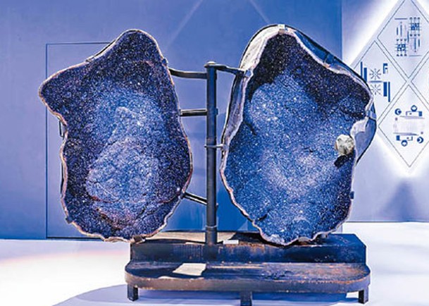 今次展品之一的「巨無霸滿天星」晶洞為全球首次展出。