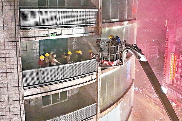 消防員用升降台營救被困人員。